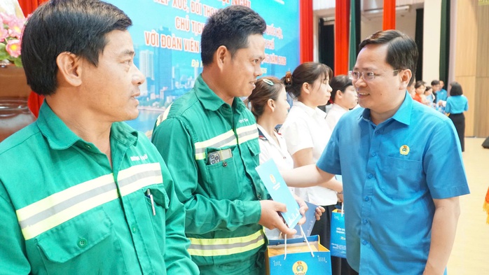 Trao 100 suất qu&agrave;, hỗ trợ &ldquo;M&aacute;i ấm C&ocirc;ng đo&agrave;n&rdquo; cho người lao động Đ&agrave; Nẵng - Ảnh 1.
