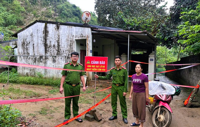 Tảng đ&aacute; h&agrave;ng chục tấn sạt lở xuống khu vực nh&agrave; d&acirc;n, 3 mẹ con may mắn tho&aacute;t chết - Ảnh 3.