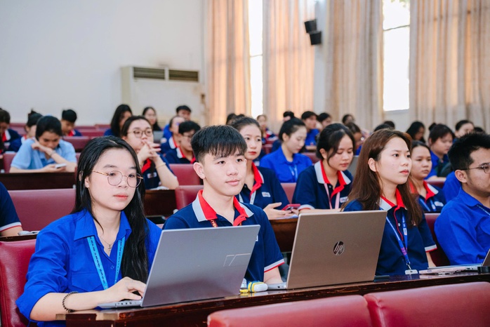 Hơn 1.000 b&agrave;i thi ch&iacute;nh luận về bảo vệ nền tảng tư tưởng của Đảng - Ảnh 2.