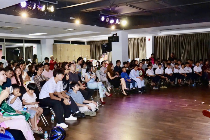 Triển l&atilde;m tranh g&oacute;p 100 triệu đồng cho học sinh kh&oacute; khăn - Ảnh 4.