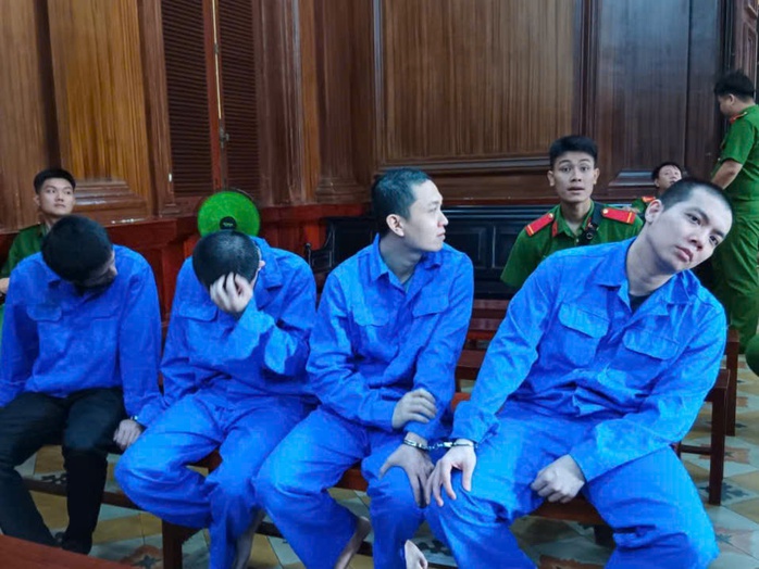 TPHCM: "Bảo kê" vỉa hè, 5 thành viên tổ trật tự đô thị hầu tòa - Ảnh 1.