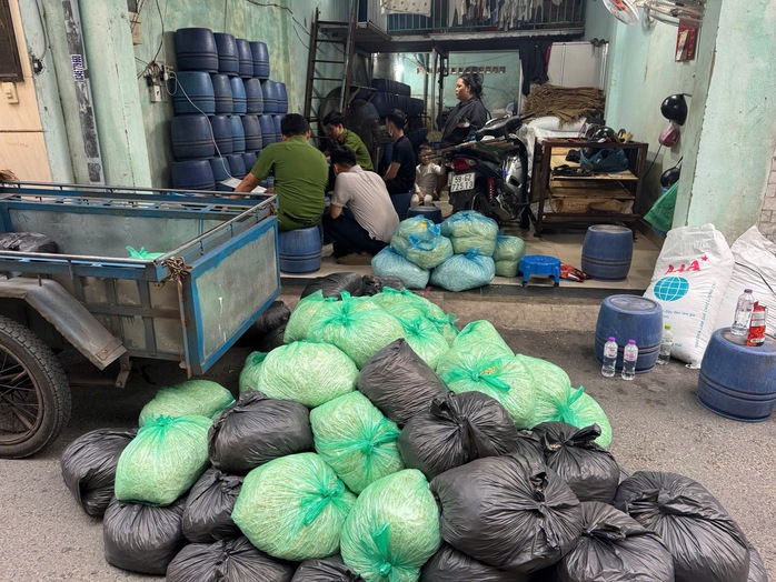 C&ocirc;ng an TPHCM bắt 4 người l&agrave;m gi&aacute; đỗ sử dụng nước "kẹo" - Ảnh 3.