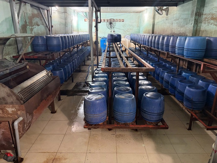 C&ocirc;ng an TPHCM bắt 4 người l&agrave;m gi&aacute; đỗ sử dụng nước "kẹo" - Ảnh 4.