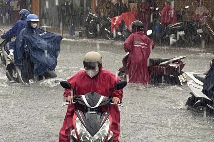 Trung tâm TP Đồng Nai ngập sâu sau mưa lớn - Ảnh 3.