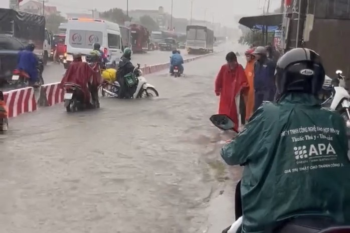 Trung tâm TP Đồng Nai ngập sâu sau mưa lớn - Ảnh 2.