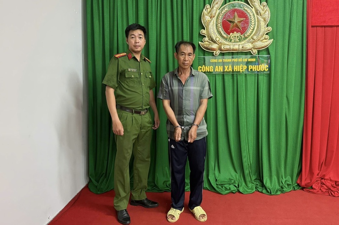 Trần Tấn Hạ bị bắt khi đang uống cà phê Sau vụ trộm 4 điện thọai ở TPHCM - Ảnh 1. Trần Tấn Hạ bị bắt khi đang uống cà phê Sau vụ trộm 4 điện thọai ở TPHCM - Ảnh 1.