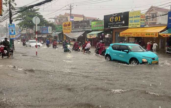 Trung tâm TP Đồng Nai ngập sâu sau mưa lớn - Ảnh 1.