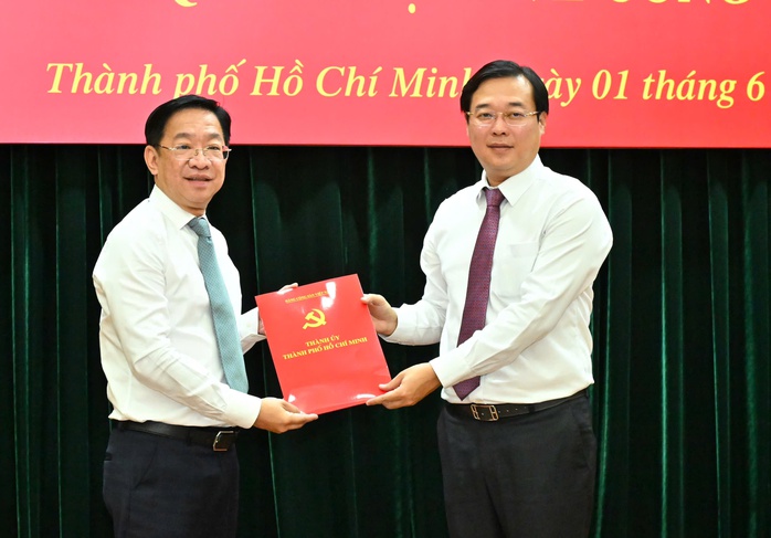 Ban Thường vụ Th&agrave;nh ủy TPHCM điều động nh&acirc;n sự l&atilde;nh đạo một số đơn vị - Ảnh 1.