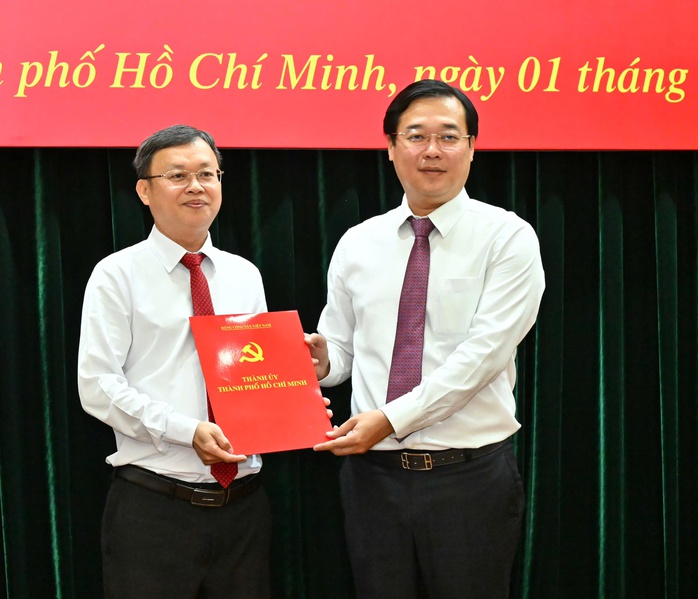 Ban Thường vụ Th&agrave;nh ủy TPHCM điều động nh&acirc;n sự l&atilde;nh đạo một số đơn vị - Ảnh 3.
