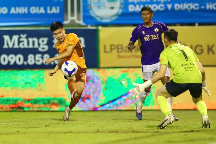 V&ograve;ng 25 V-League: Thể C&ocirc;ng Viettel rơi điểm, th&ecirc;m 2 đội trụ hạng th&agrave;nh c&ocirc;ng - Ảnh 1.