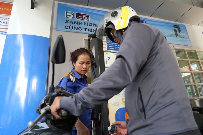 Nhiều kh&aacute;ch h&agrave;ng lần đầu ti&ecirc;n trải nghiệm xăng sinh học E10 - Ảnh 3.