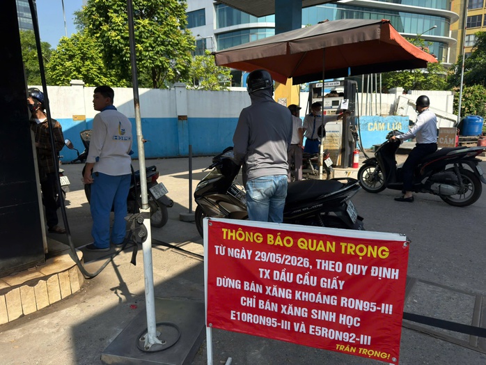 Nhiều kh&aacute;ch h&agrave;ng lần đầu ti&ecirc;n trải nghiệm xăng sinh học E10 - Ảnh 1.