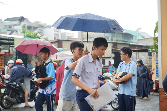Mưa bất chợt, học sinh vẫn đội mưa tiếp sức th&iacute; sinh - Ảnh 3.