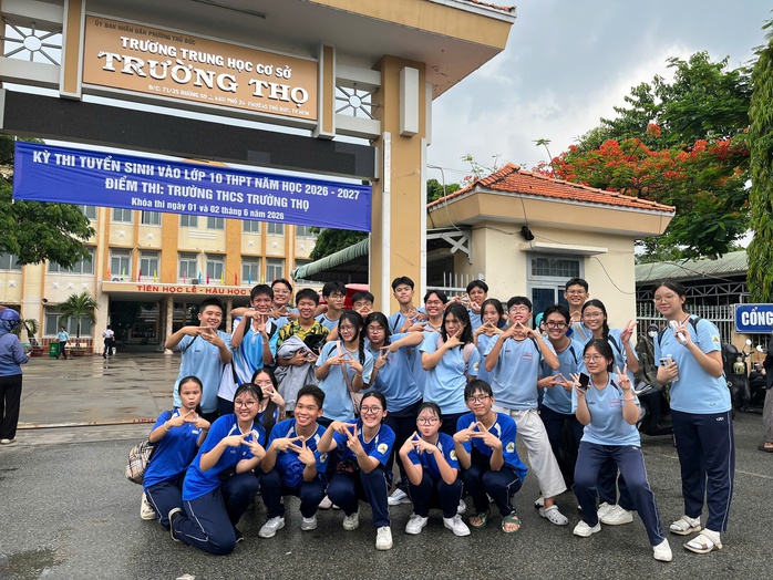 Mưa bất chợt, học sinh vẫn đội mưa tiếp sức th&iacute; sinh - Ảnh 5.