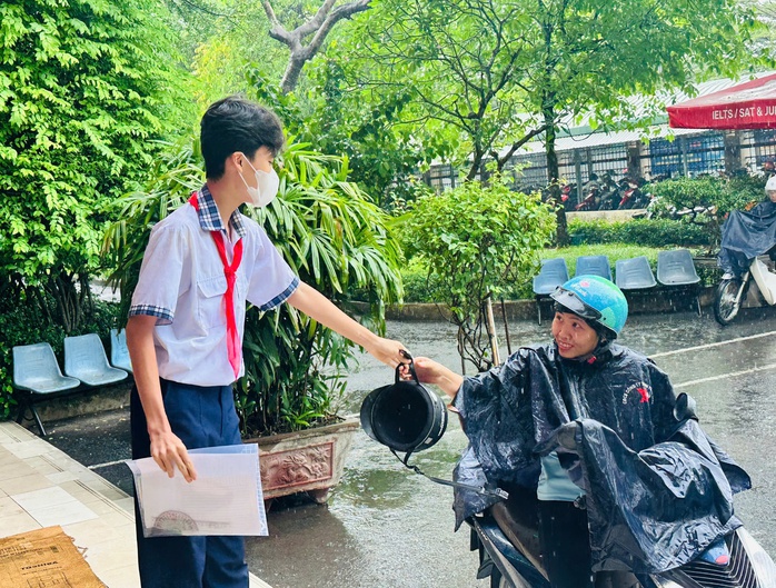 Mưa bất chợt, học sinh vẫn đội mưa tiếp sức th&iacute; sinh - Ảnh 6.