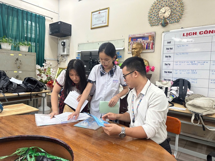 Mưa bất chợt, học sinh vẫn đội mưa tiếp sức th&iacute; sinh - Ảnh 10.