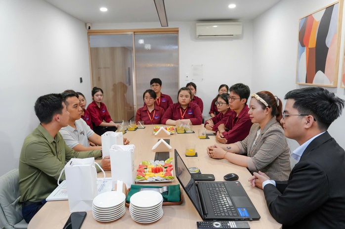 Học nh&oacute;m ng&agrave;nh dịch vụ - du lịch trong thời đại AI, con người c&oacute; bị mất việc?  - Ảnh 2.