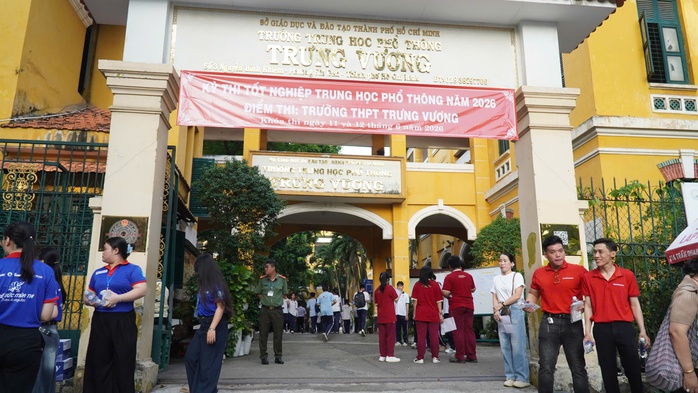 Bắt đầu thi tốt nghiệp THPT: Lãnh đạo TPHCM đến điểm thi động viên thí sinh - Ảnh 5.