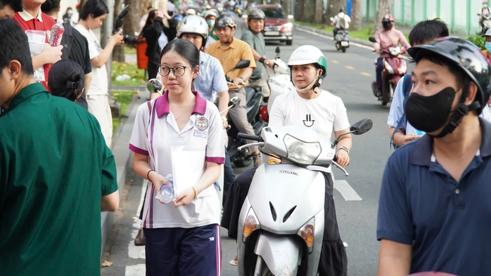 Bắt đầu thi tốt nghiệp THPT: Lãnh đạo TPHCM đến điểm thi động viên thí sinh - Ảnh 4.