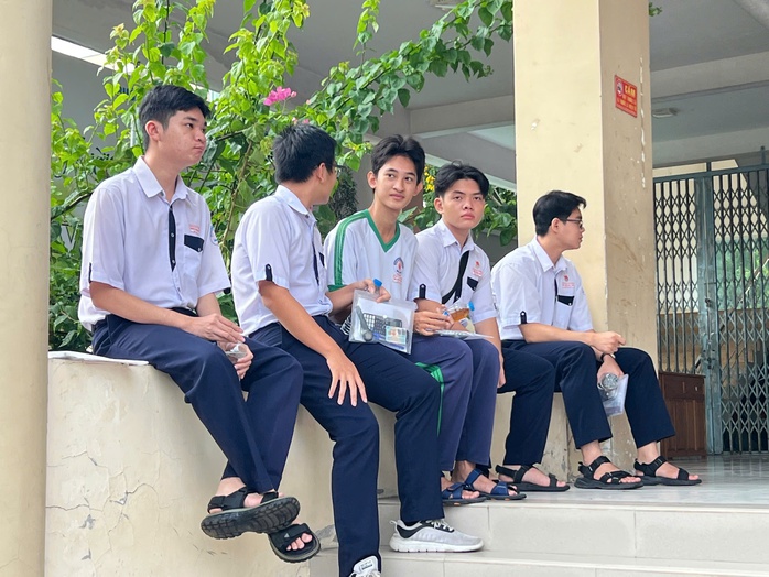 Bắt đầu thi tốt nghiệp THPT: Lãnh đạo TPHCM đến điểm thi động viên thí sinh - Ảnh 11.