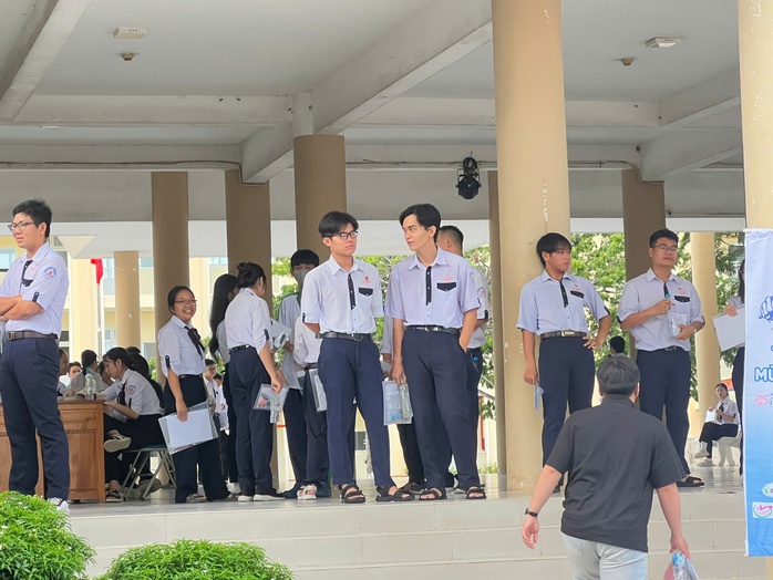 Bắt đầu thi tốt nghiệp THPT: Lãnh đạo TPHCM đến điểm thi động viên thí sinh - Ảnh 10.
