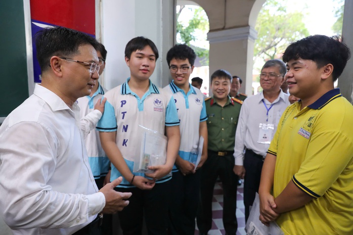 Bắt đầu thi tốt nghiệp THPT: Lãnh đạo TPHCM đến điểm thi động viên thí sinh - Ảnh 1.