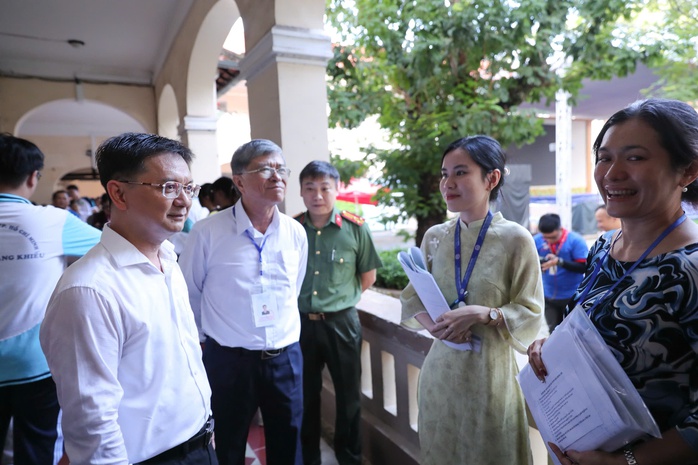 Bắt đầu thi tốt nghiệp THPT: Lãnh đạo TPHCM đến điểm thi động viên thí sinh - Ảnh 2.