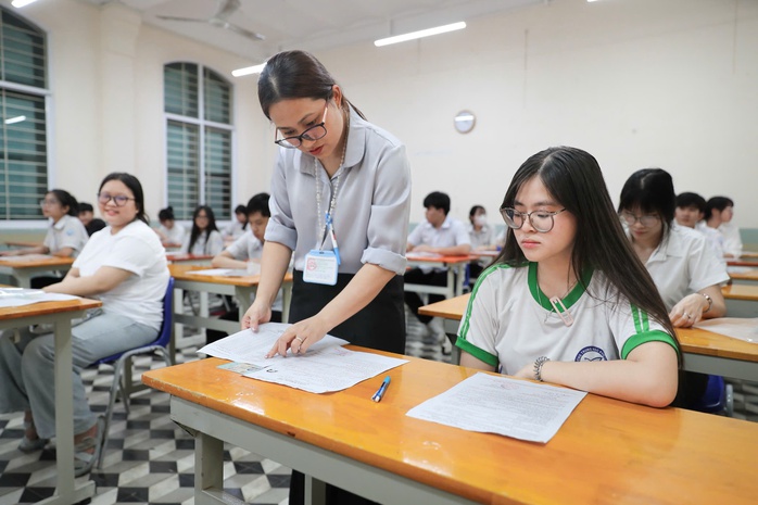 Hơn 1,2 triệu thí sinh cả nước hồi hộp làm bài môn ngữ văn - Ảnh 2.