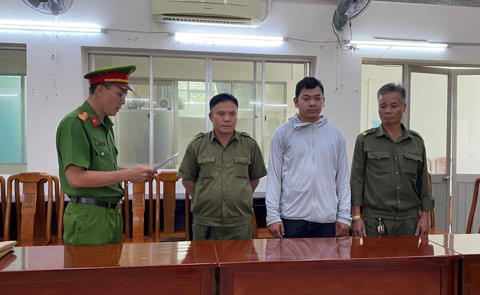 Khởi tố thanh ni&ecirc;n tạt sơn nh&agrave; h&agrave;ng x&oacute;m g&acirc;y hư hỏng t&agrave;i sản tại Nh&agrave; B&egrave; - Ảnh 1.