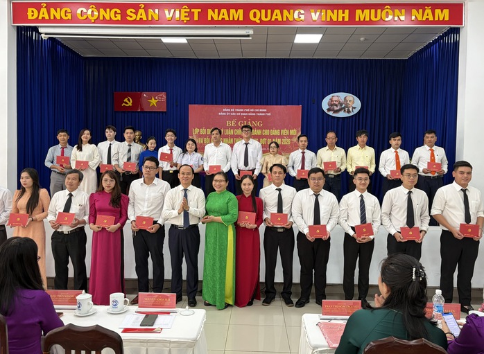 TPHCM: Trao gần 250 giấy chứng nhận cho lớp bồi dưỡng lý luận chính trị và nhận thức Đảng - Ảnh 5.
