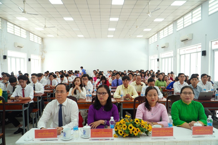 TPHCM: Trao gần 250 giấy chứng nhận cho lớp bồi dưỡng lý luận chính trị và nhận thức Đảng - Ảnh 1.