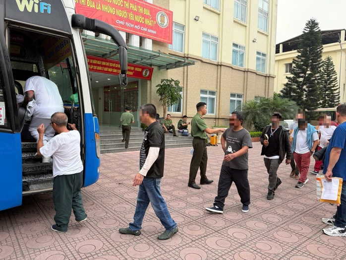Công an TPHCM tiếp nhận 33 công dân do Mỹ trục xuất - Ảnh 3.