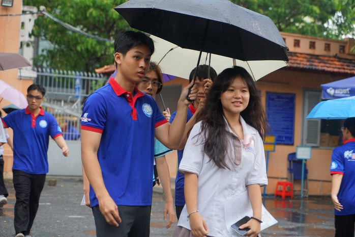 Đội mưa l&agrave;m thủ tục thi, th&iacute; sinh lo nhất chuyện đến muộn - Ảnh 7.