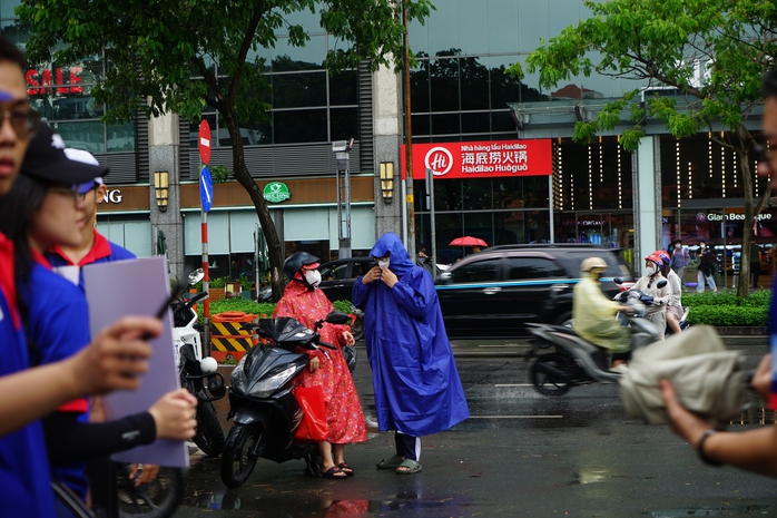 Đội mưa l&agrave;m thủ tục thi, th&iacute; sinh lo nhất chuyện đến muộn - Ảnh 5.