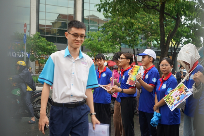Đội mưa l&agrave;m thủ tục thi, th&iacute; sinh lo nhất chuyện đến muộn - Ảnh 6.