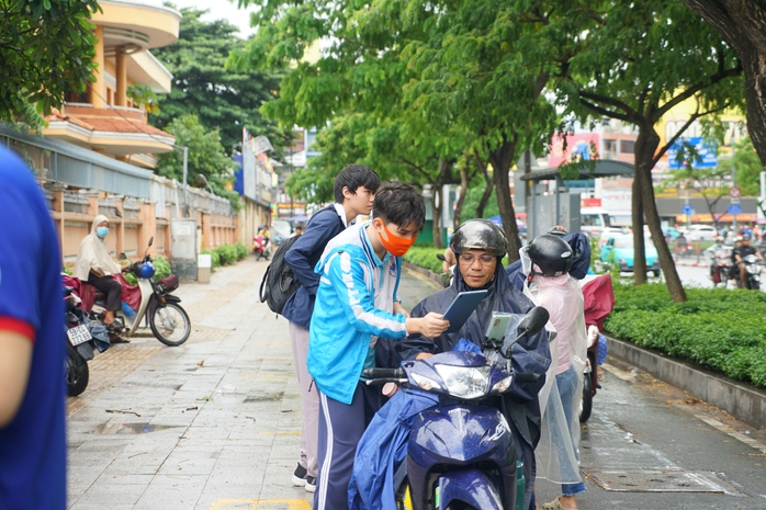 Đội mưa l&agrave;m thủ tục thi, th&iacute; sinh lo nhất chuyện đến muộn - Ảnh 4.