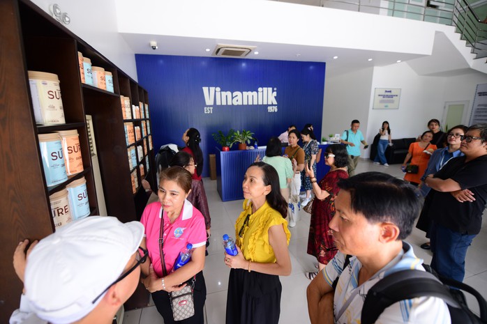 Vinamilk đón thế hệ “đồng niên” tham quan nhà máy - Ảnh 2.