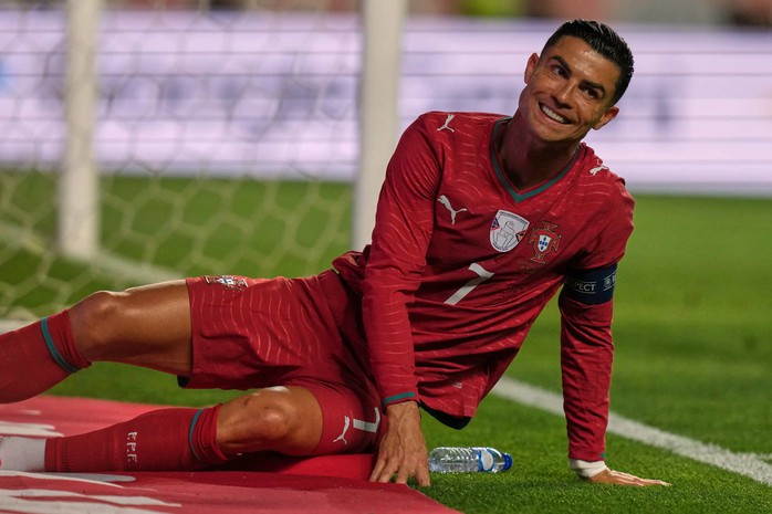 Ronaldo 2 lần đối mặt thủ m&ocirc;n vẫn bất lực, Bồ Đ&agrave;o Nha thắng nhọc Nigeria - Ảnh 1.