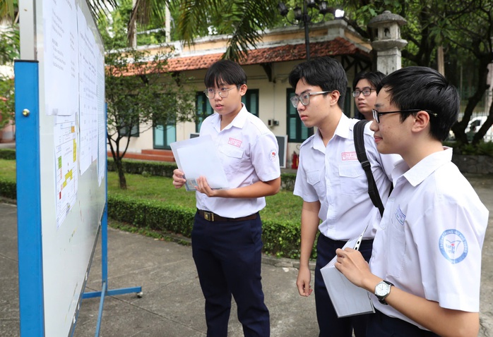 Hơn 142.000 thí sinh TPHCM bắt đầu làm thủ tục dự thi tốt nghiệp THPT - Ảnh 5. Hơn 142.000 thí sinh TPHCM bắt đầu làm thủ tục dự thi tốt nghiệp THPT - Ảnh 5.