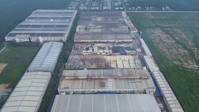 Cảnh tan hoang sau vụ ch&aacute;y thi&ecirc;u rụi 17.000 m&sup2; nh&agrave; xưởng c&ocirc;ng ty gỗ ở TPHCM - Ảnh 1.