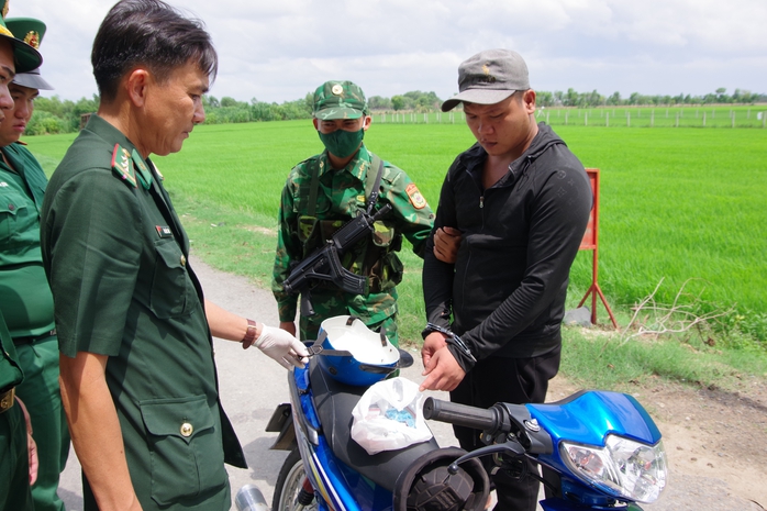 Phá đường dây vận chuyển ma túy tại Mộc Bài , bắt giữ 2 đối tượng trong năm 2026 - Ảnh 1. Phá đường dây vận chuyển ma túy tại Mộc Bài , bắt giữ 2 đối tượng trong năm 2026 - Ảnh 1.
