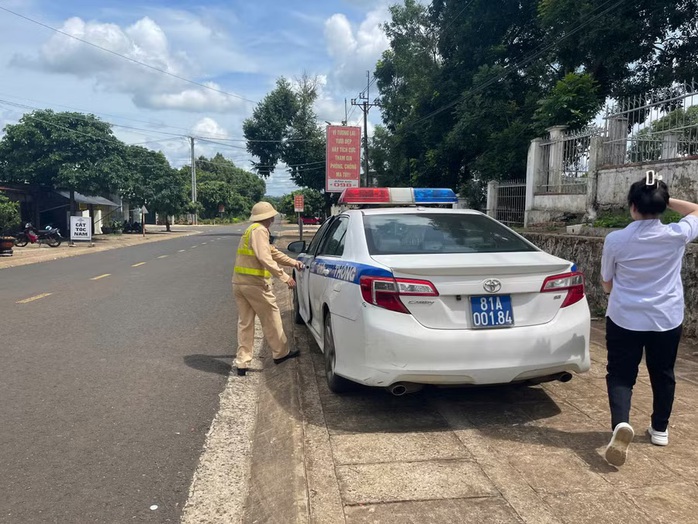 CSGT Gia Lai dùng xe chuyên dụng hỗ trợ nữ sinh quên giấy báo dự thi - Ảnh 1. CSGT Gia Lai dùng xe chuyên dụng hỗ trợ nữ sinh quên giấy báo dự thi - Ảnh 1.