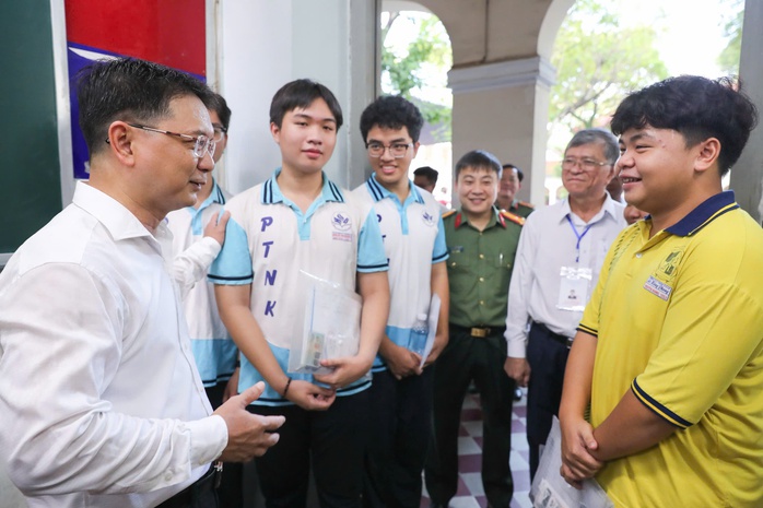 Ng&agrave;y đầu thi tốt nghiệp THPT: Đề ph&acirc;n h&oacute;a cao, dự kiến phổ điểm 6-7 - Ảnh 1.