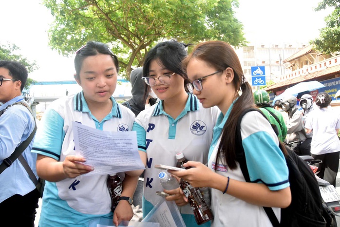 Ng&agrave;y đầu thi tốt nghiệp THPT: Đề ph&acirc;n h&oacute;a cao, dự kiến phổ điểm 6-7 - Ảnh 1.