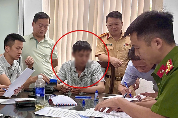 Thí sinh dùng tai nghe siêu nhỏ, camera cúc áo gian lận thi GPLX - Ảnh 1.