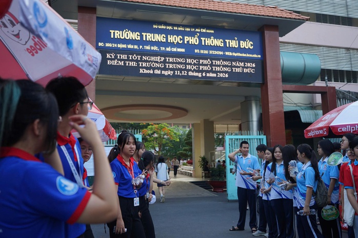 Bắt đầu thi tốt nghiệp THPT: Lãnh đạo TPHCM đến điểm thi động viên thí sinh - Ảnh 7.