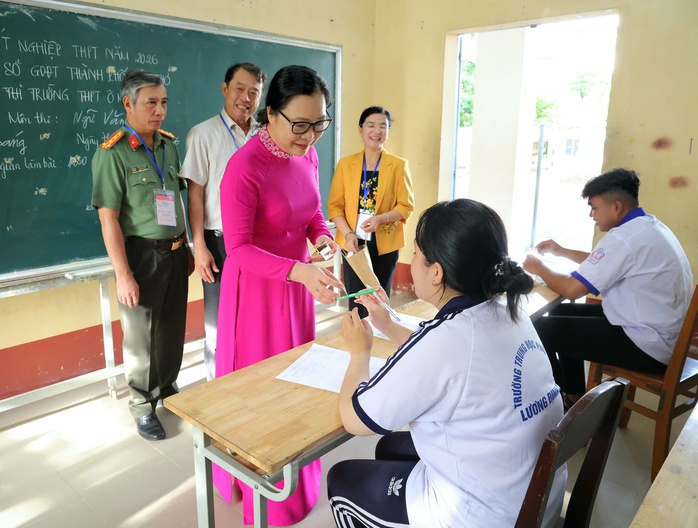 Bắt đầu thi tốt nghiệp THPT: L&atilde;nh đạo TPHCM đến điểm thi động vi&ecirc;n th&iacute; sinh - Ảnh 14.