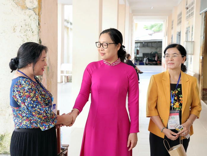 Bắt đầu thi tốt nghiệp THPT: L&atilde;nh đạo TPHCM đến điểm thi động vi&ecirc;n th&iacute; sinh - Ảnh 13.