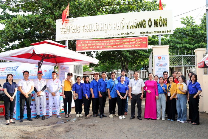 Bắt đầu thi tốt nghiệp THPT: L&atilde;nh đạo TPHCM đến điểm thi động vi&ecirc;n th&iacute; sinh - Ảnh 11.