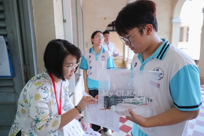 Thí sinh thi môn ngữ văn tốt nghiệp THPT, đón xem gợi ý giải đề - Ảnh 1.